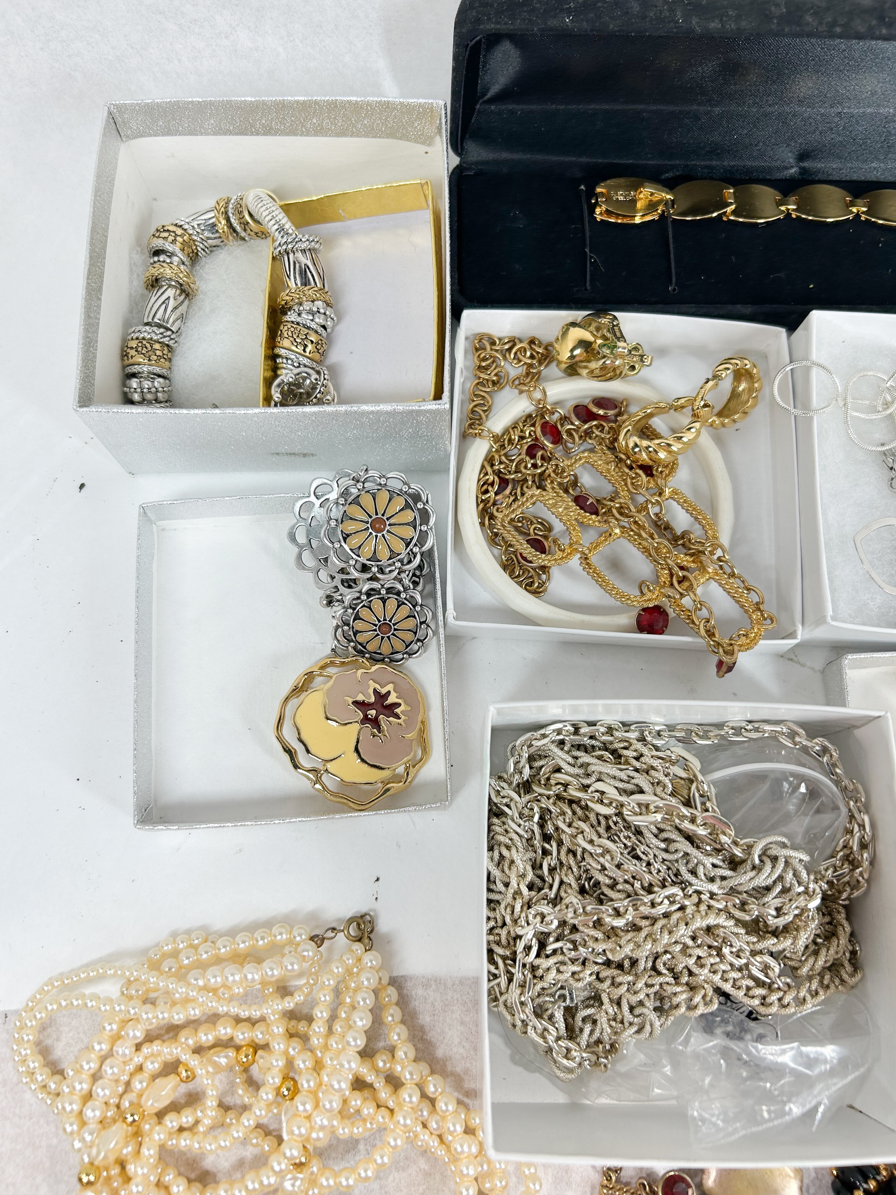 ASSORTED VINTAGE AND COSTUME JEWELRY