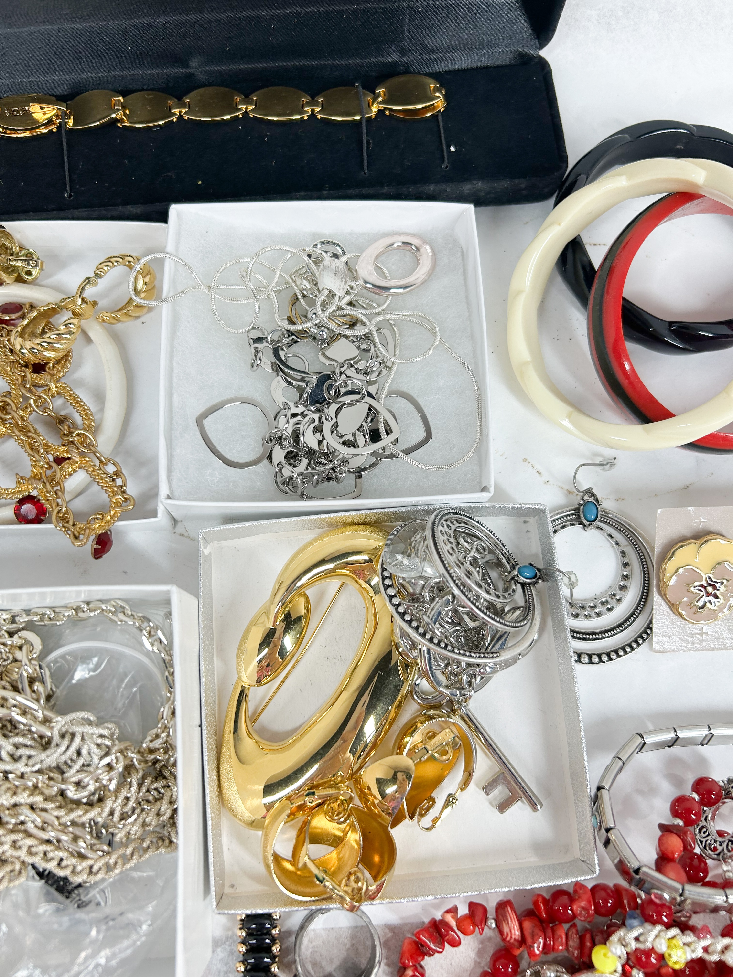 ASSORTED VINTAGE AND COSTUME JEWELRY