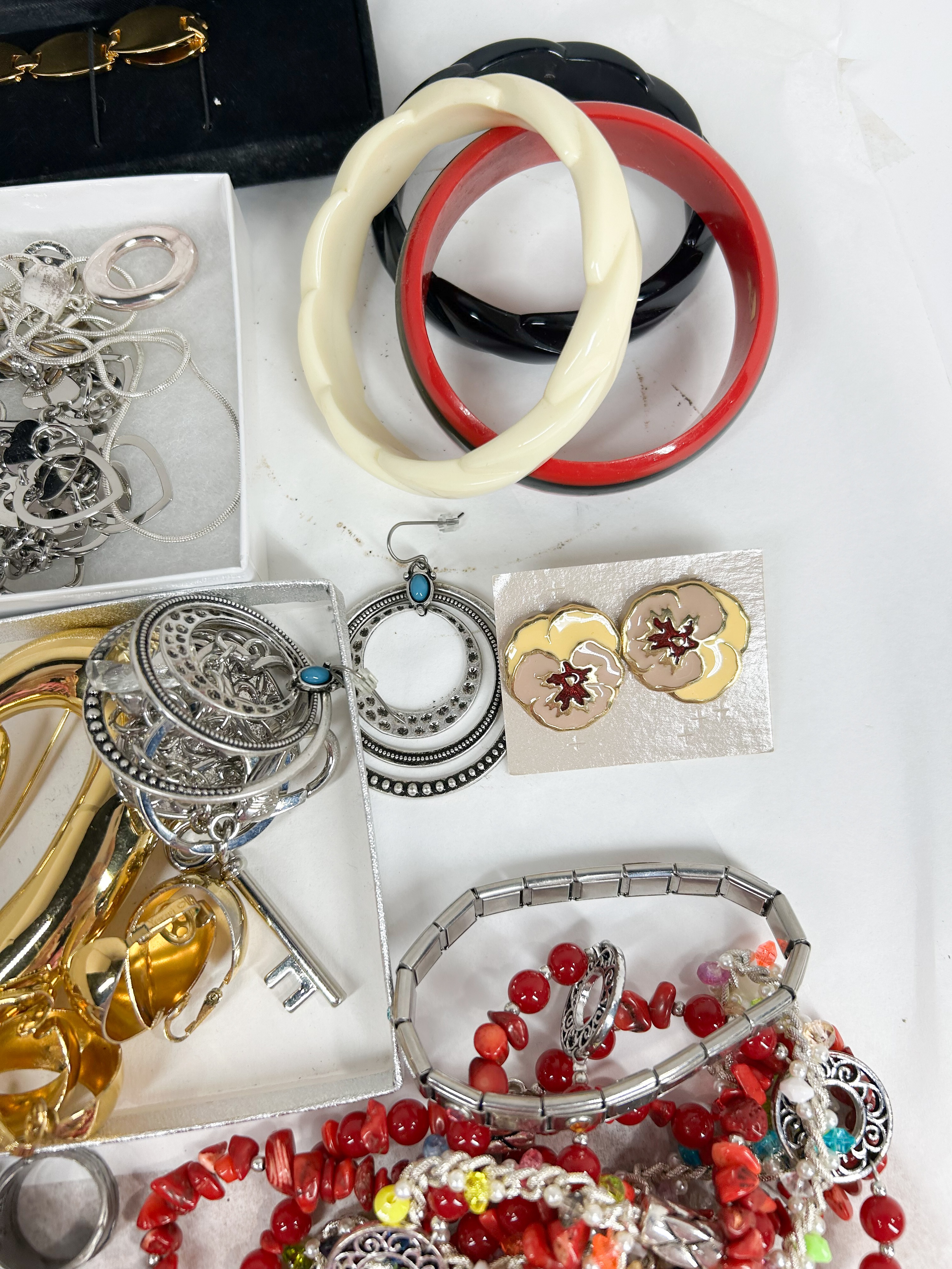 ASSORTED VINTAGE AND COSTUME JEWELRY