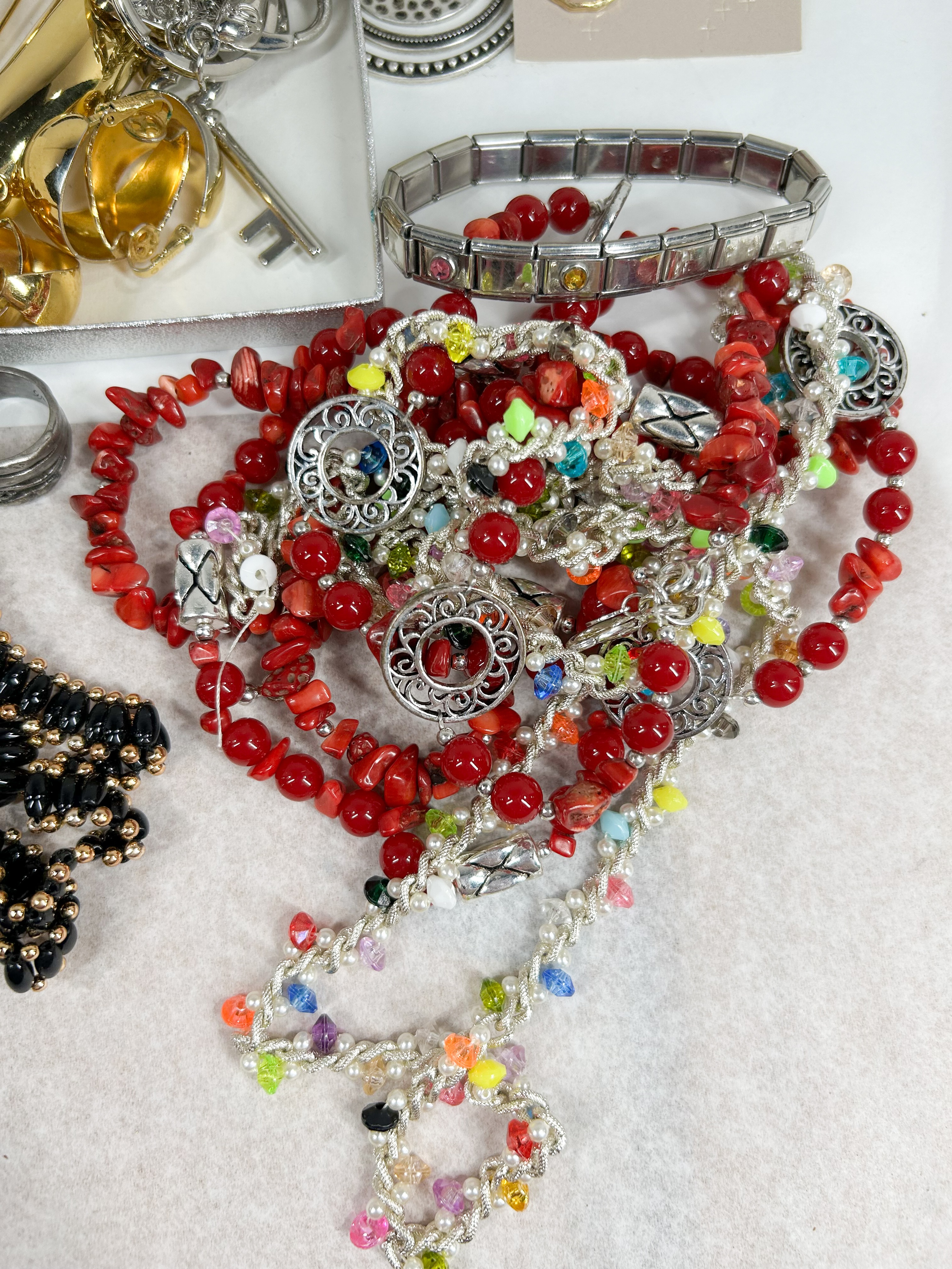 ASSORTED VINTAGE AND COSTUME JEWELRY