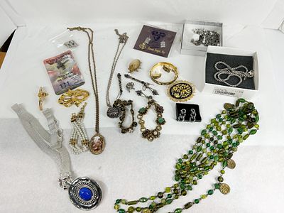 ASSORTMENT OF COSTUME JEWELRY AND ACCESSORIES. A collection of costume jewelry including 