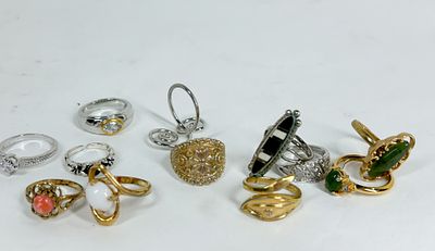 COLLECTION OF ASSORTED FASHION RINGS. A collection of costume and fashion rings in various 