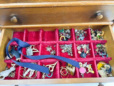 VINTAGE WOODEN JEWELRY CHEST AND COSTUME COLLECTION. A mid-20th-century tabletop miniature chest 