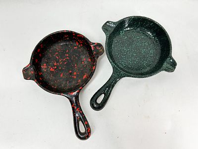 PAIR OF SPECKLEWARE ENAMELED CAST IRON ASHTRAYS. A pair of miniature cast iron skillets 