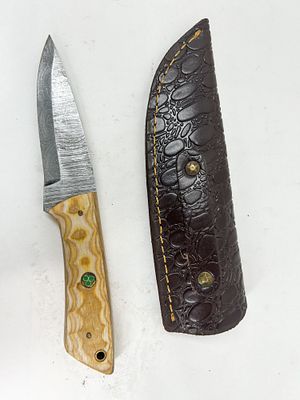 DAMASCUS STEEL DROP POINT HUNTING KNIFE. A handmade fixed-blade hunting knife featuring a 