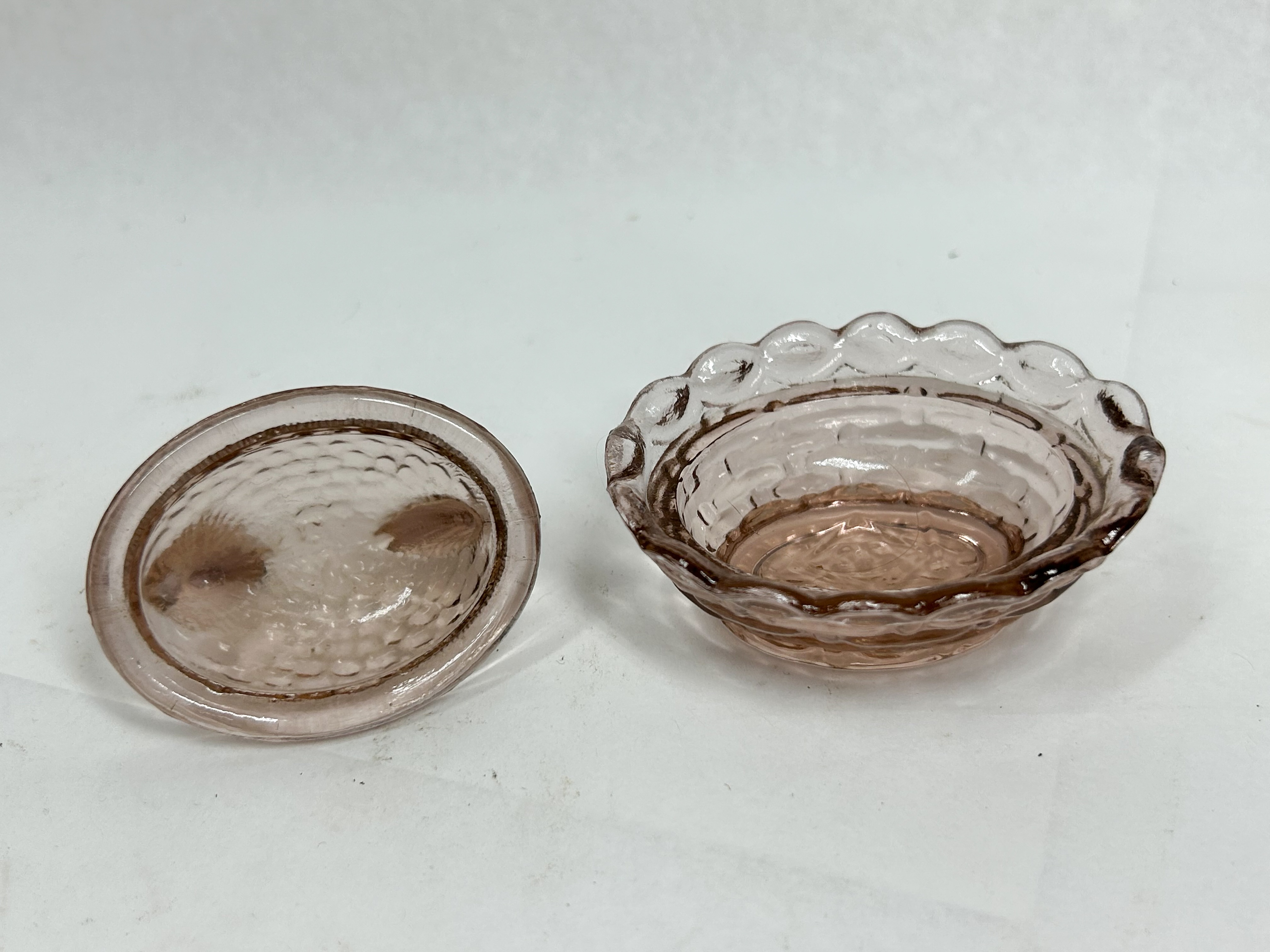 BOYD OOPS MINIATURE LAVENDER GLASS HEN-ON-NEST