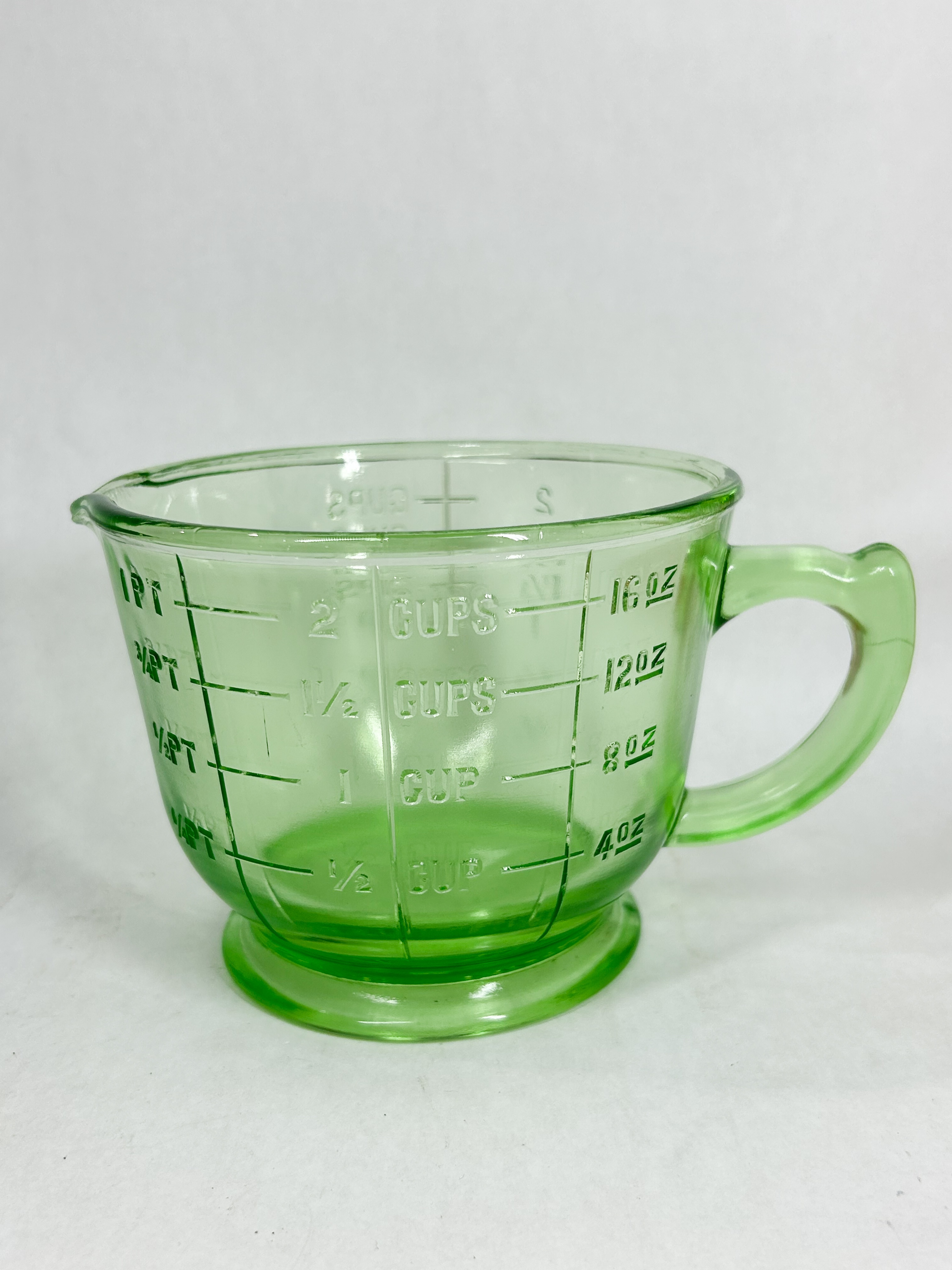 URANIUM GREEN GLASS MEASURING CUP, 1930S