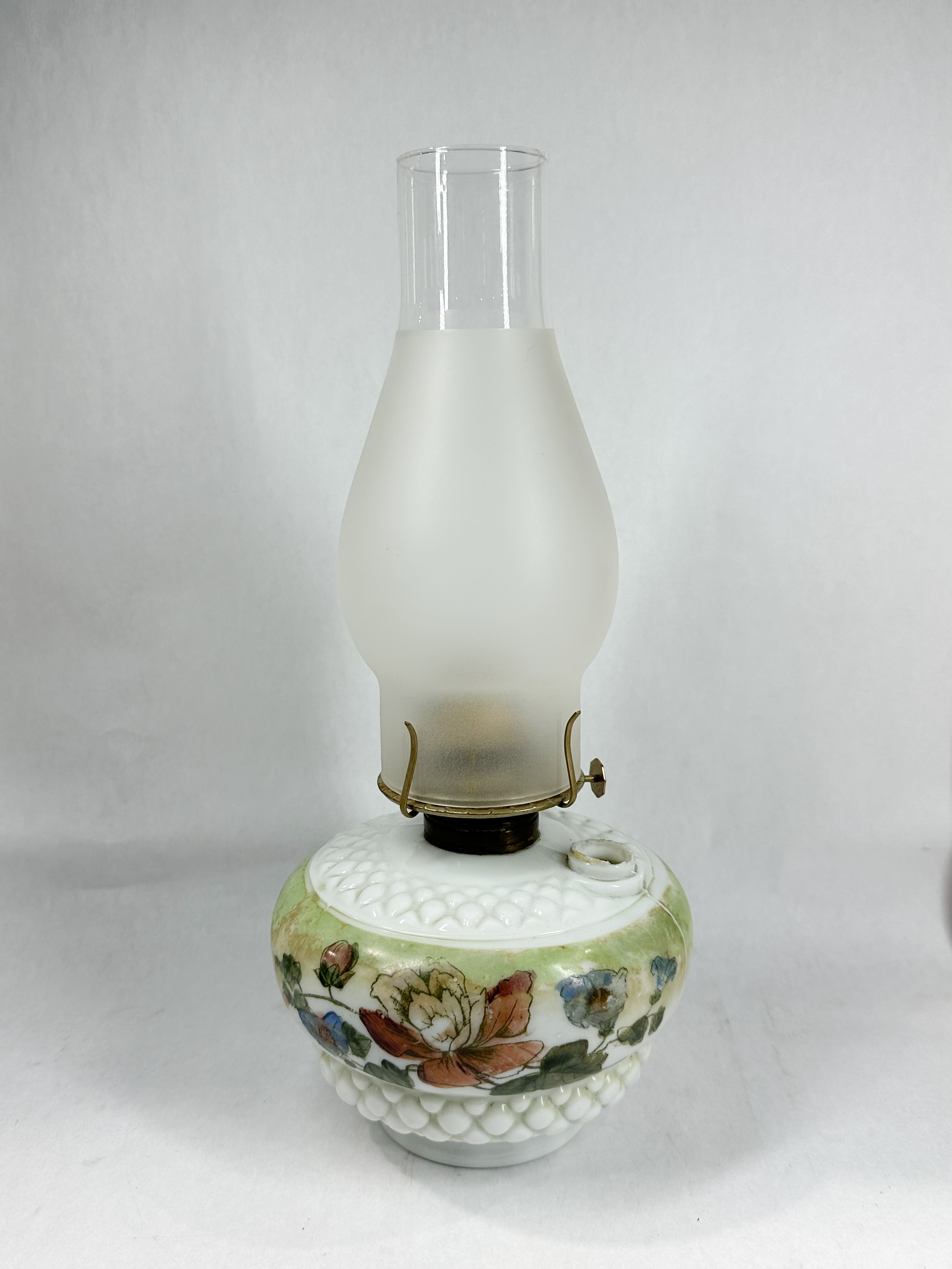 VICTORIAN HAND PAINTED MILK GLASS TABLE LAMP