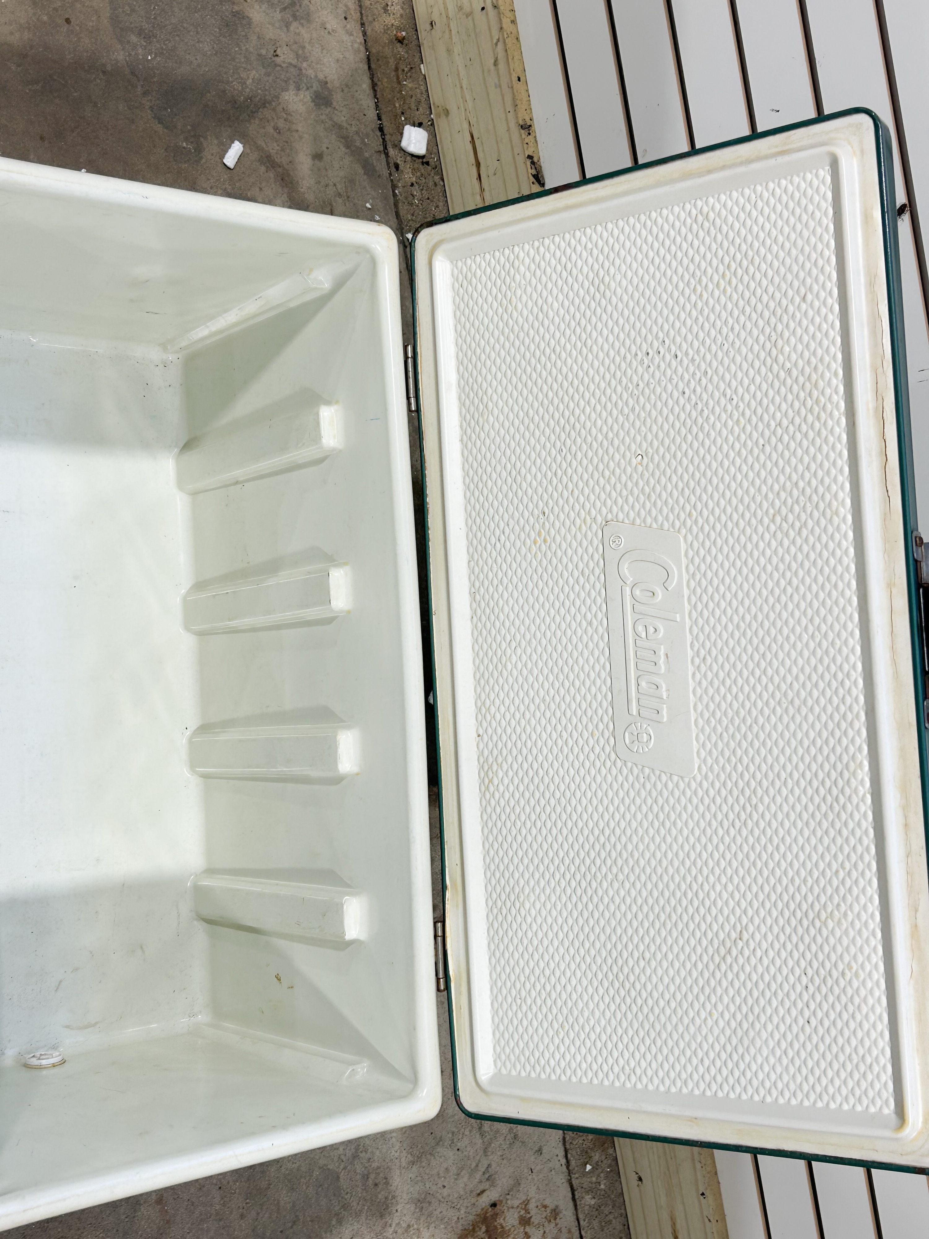 COLEMAN GREEN METAL SNOW-LITE COOLER
