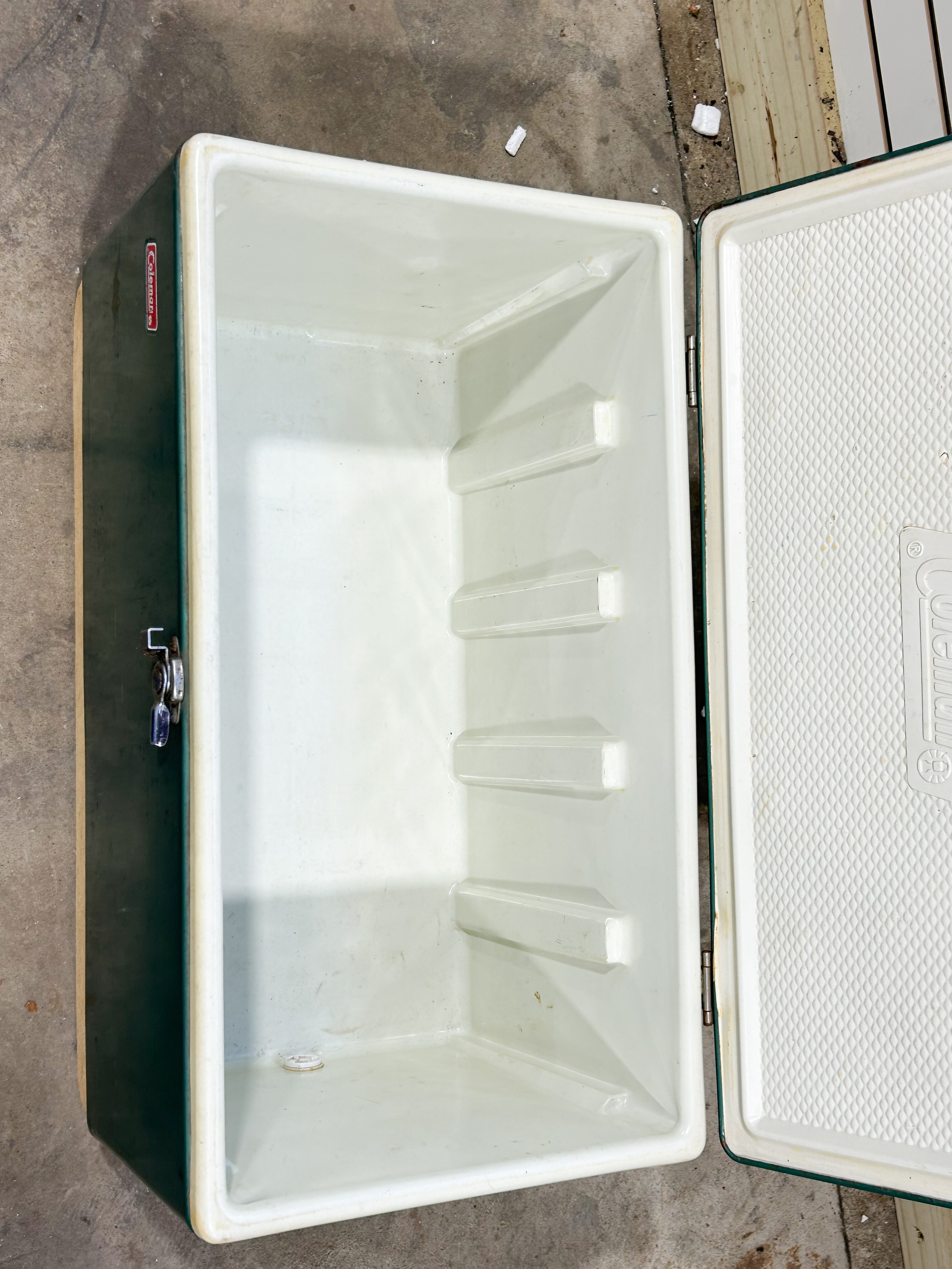 COLEMAN GREEN METAL SNOW-LITE COOLER