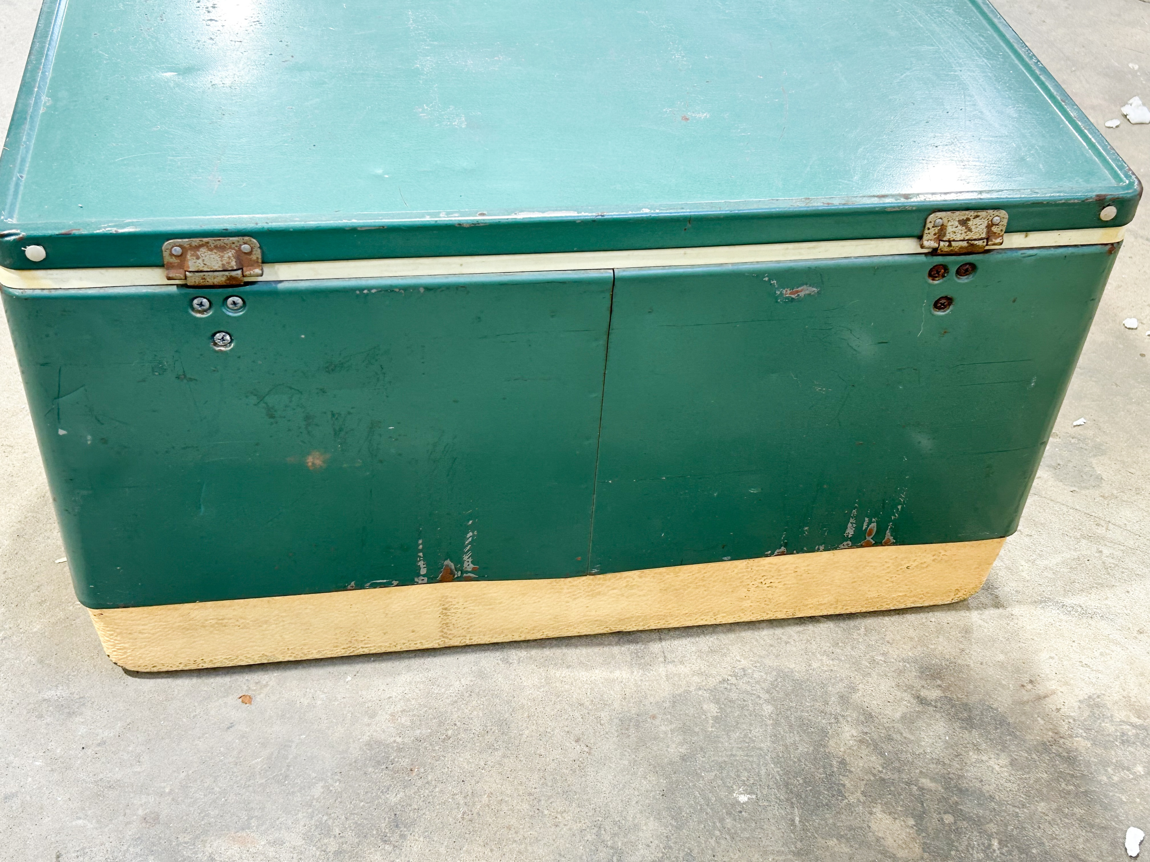 COLEMAN GREEN METAL SNOW-LITE COOLER