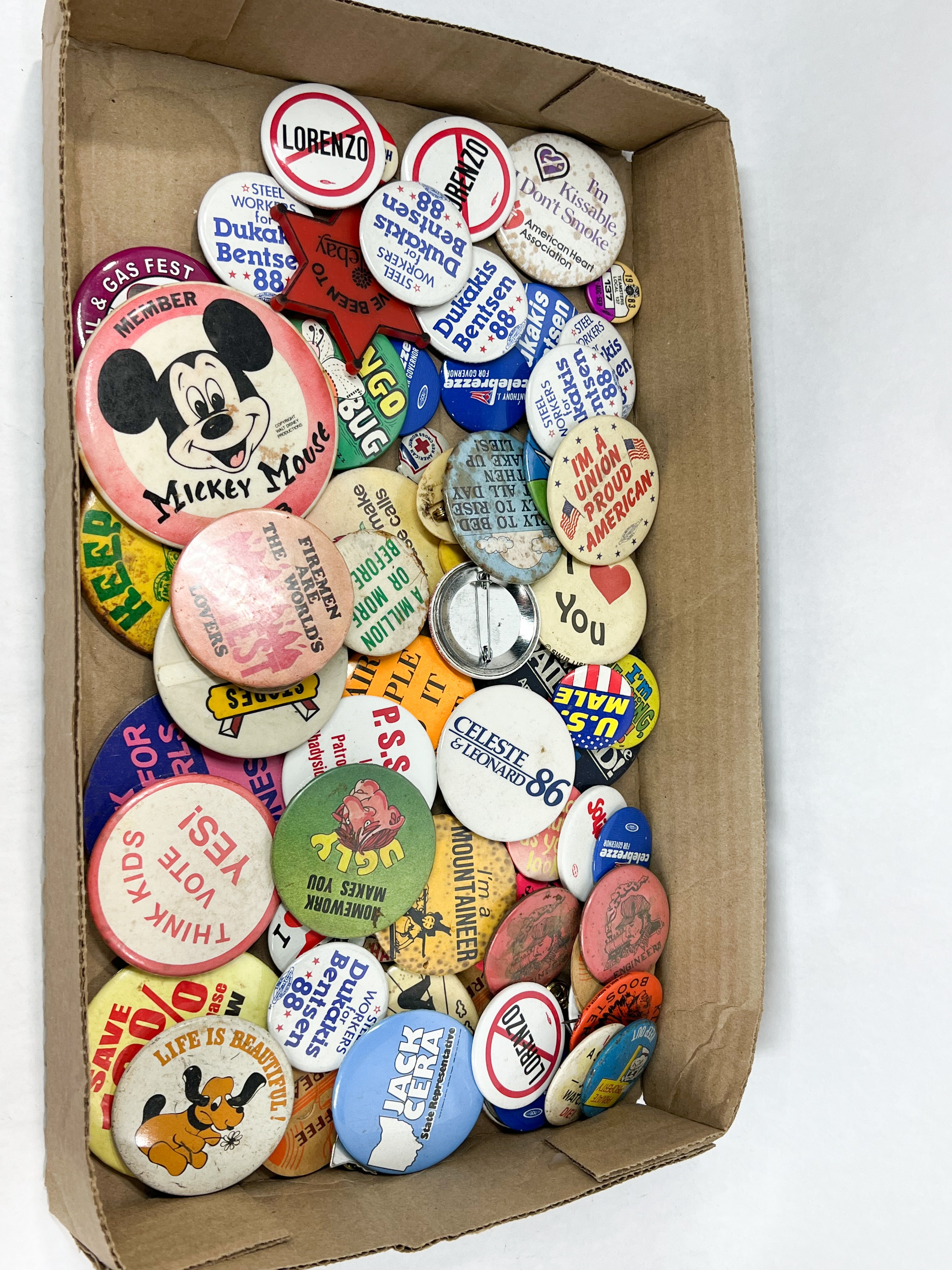 COLLECTION OF VINTAGE POLITICAL AND ADVERTISING PINBACKS