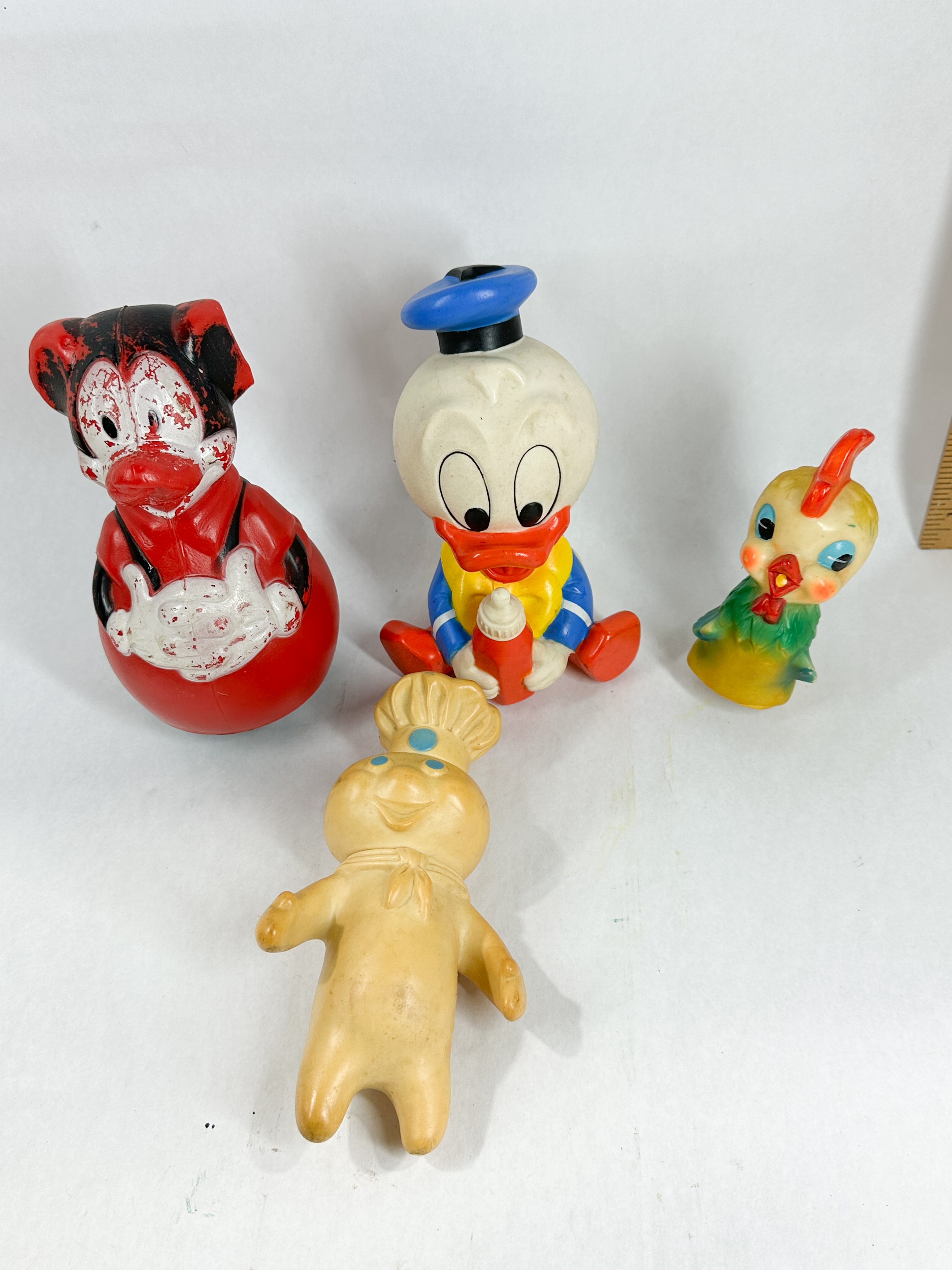 AN ASSORTMENT OF VINTAGE CHARACTER SQUEAK AND MECHANICAL TOYS