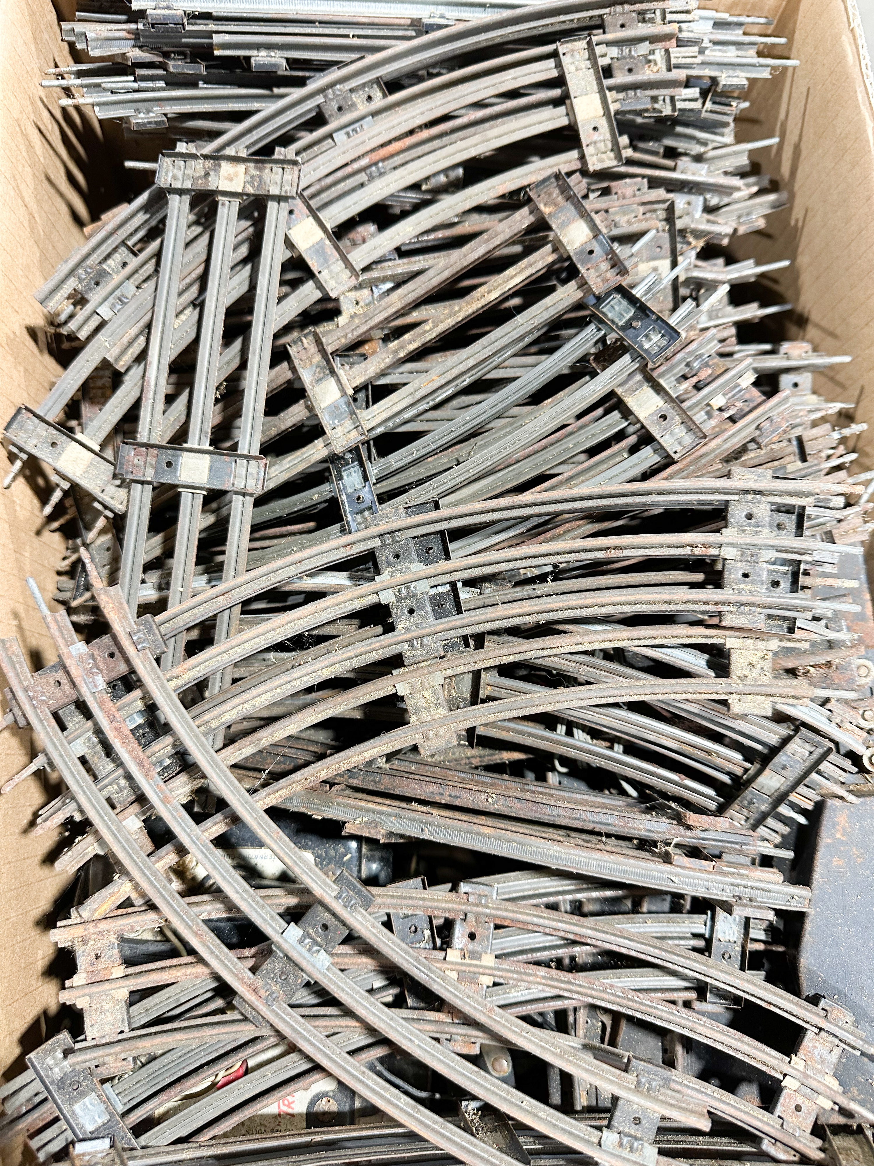 ASSORTMENT OF O-GAUGE TINPLATE TRAIN TRACK