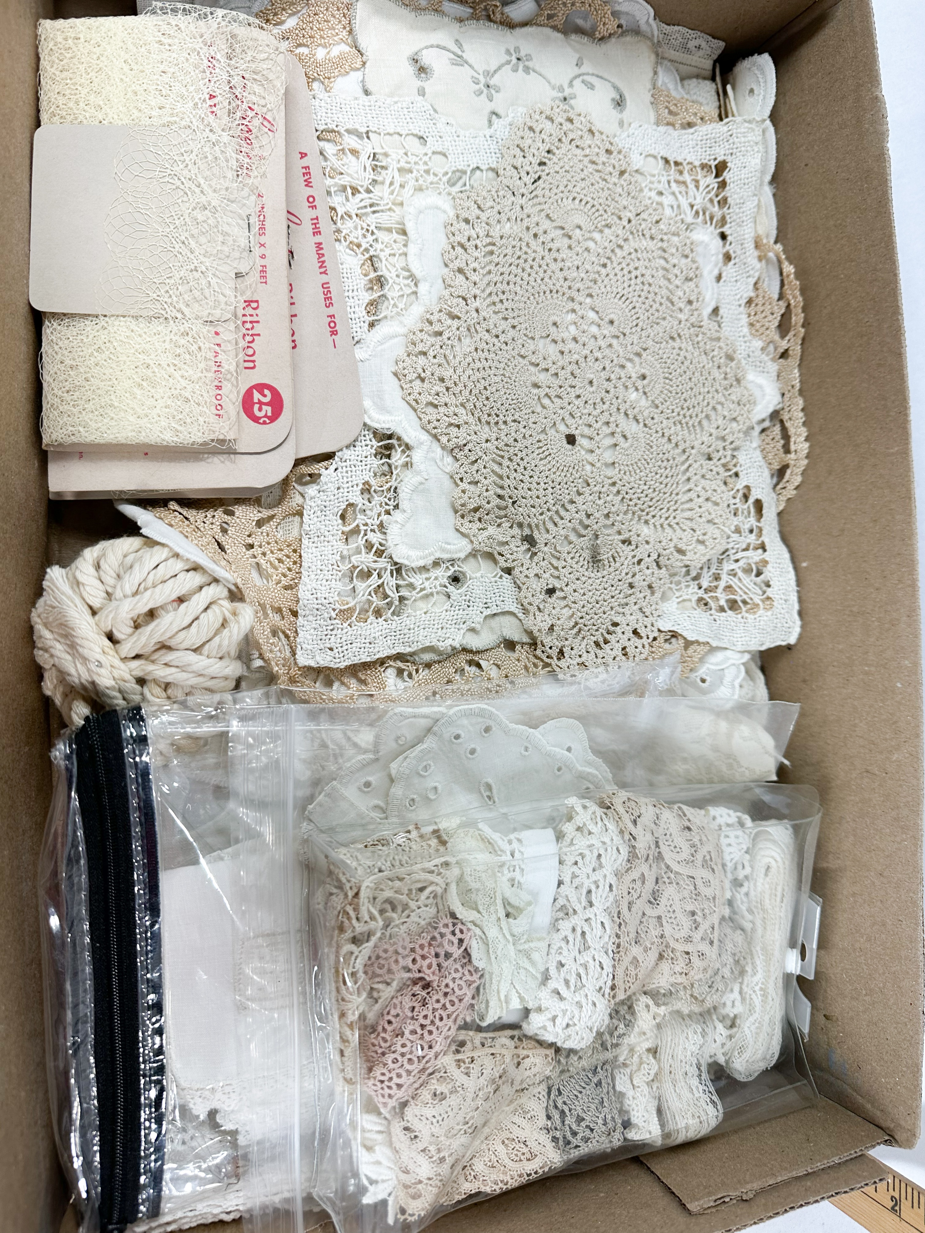 COLLECTION OF VINTAGE LACE AND LINEN TEXTILES