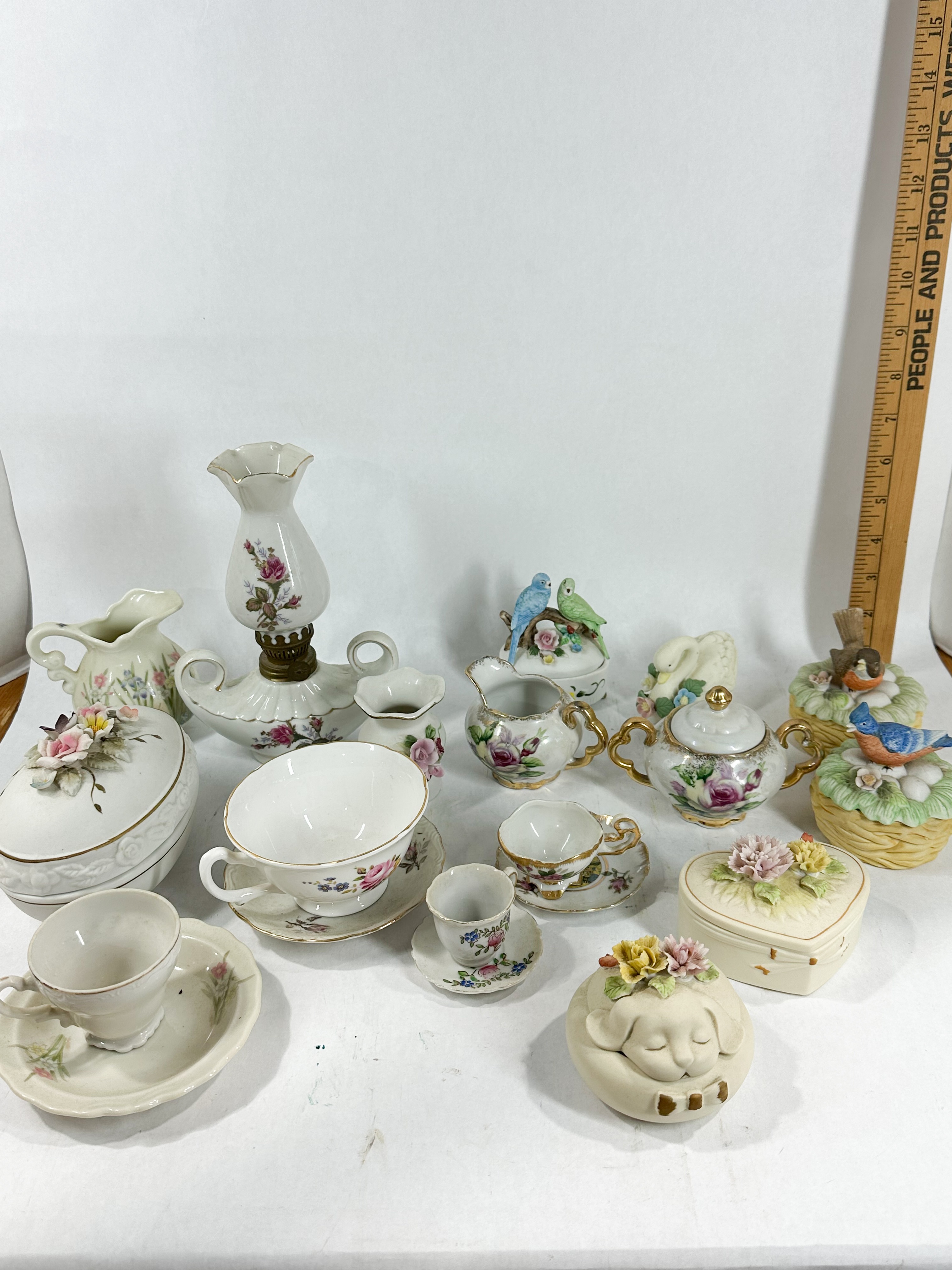 ASSORTMENT OF PORCELAIN FIGURINES AND TRINKET BOXES