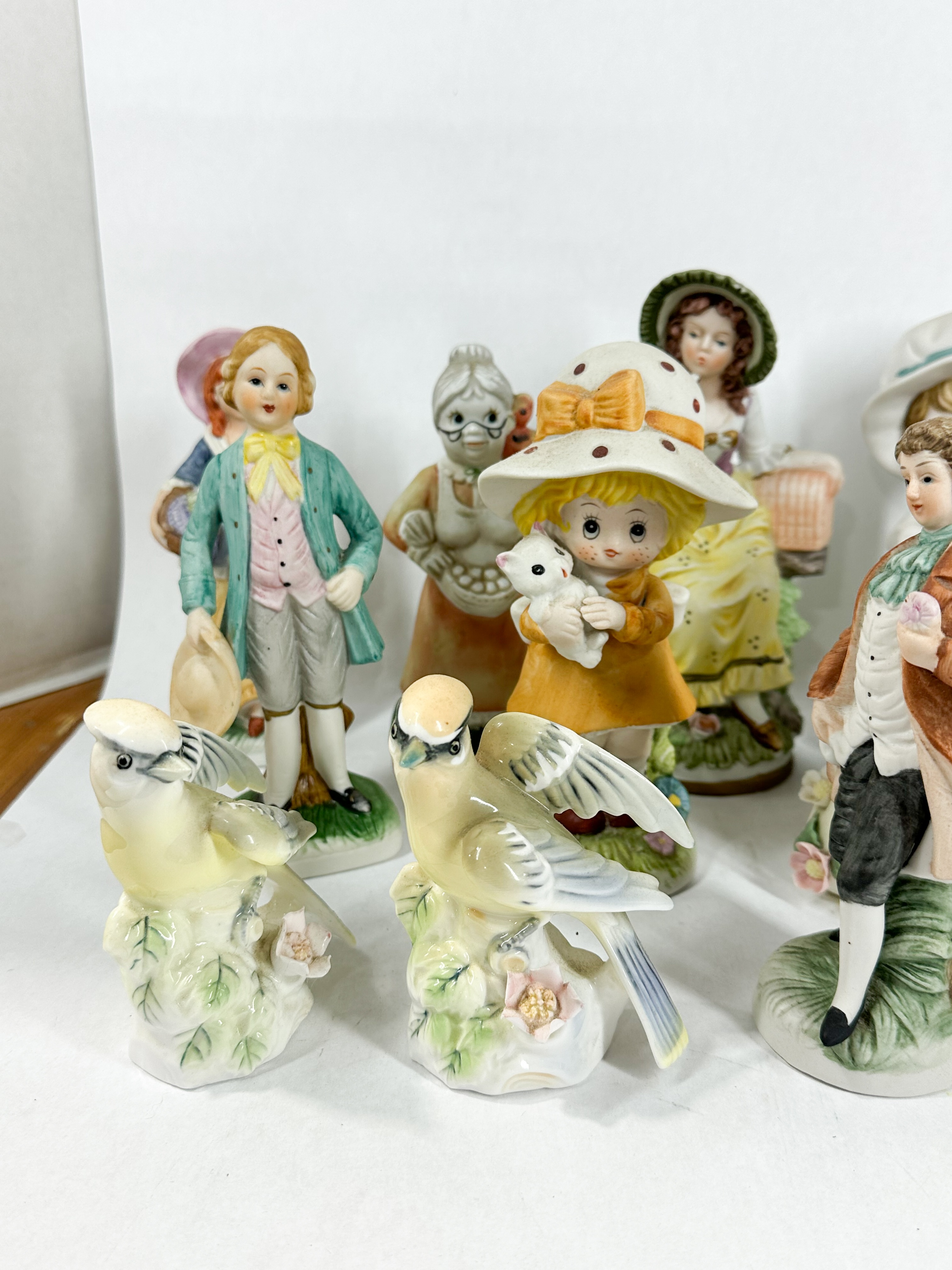 ASSORTED CERAMIC AND PORCELAIN FIGURINES COLLECTION