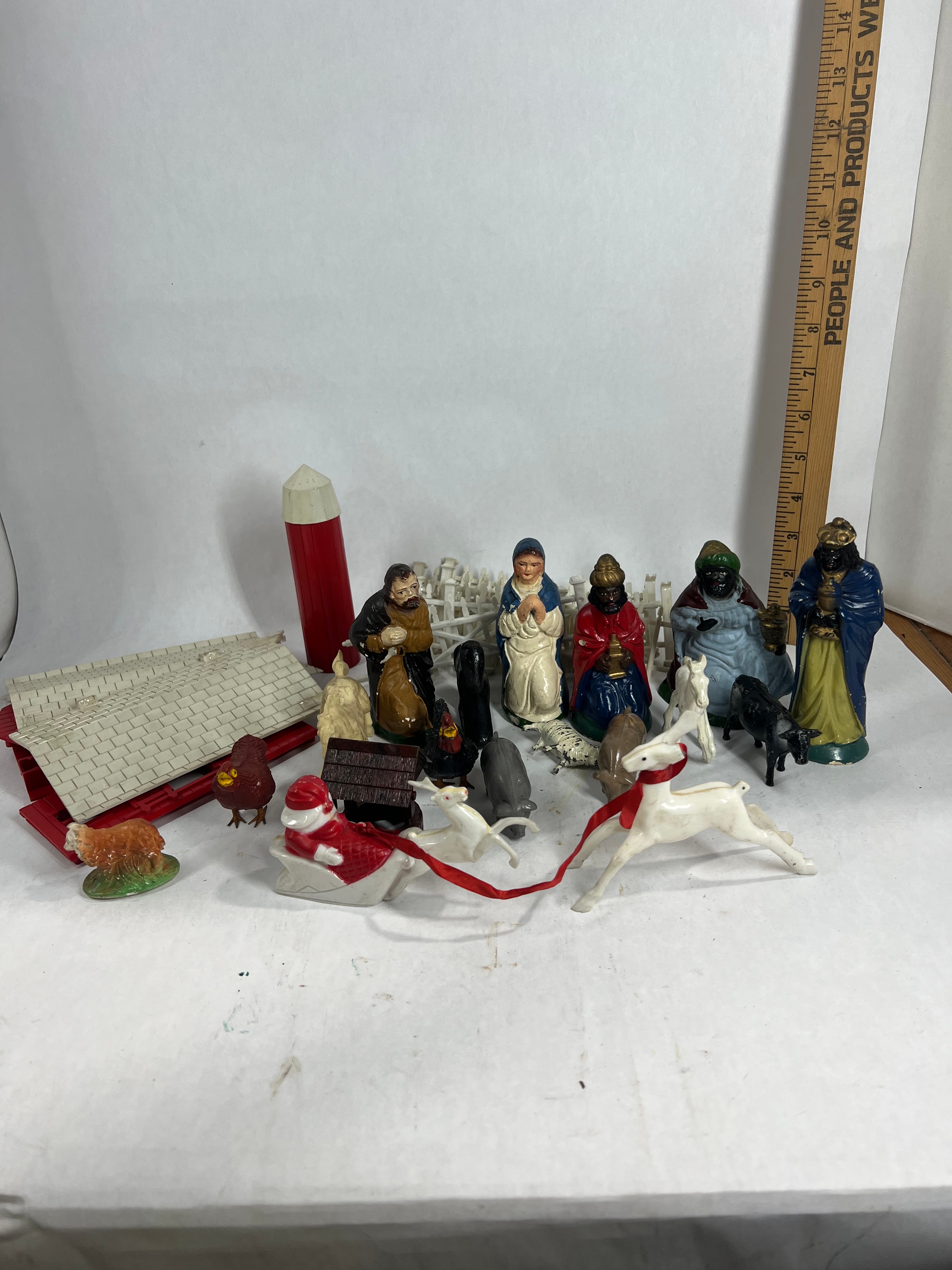 GROUP OF NATIVITY AND FARM FIGURINES