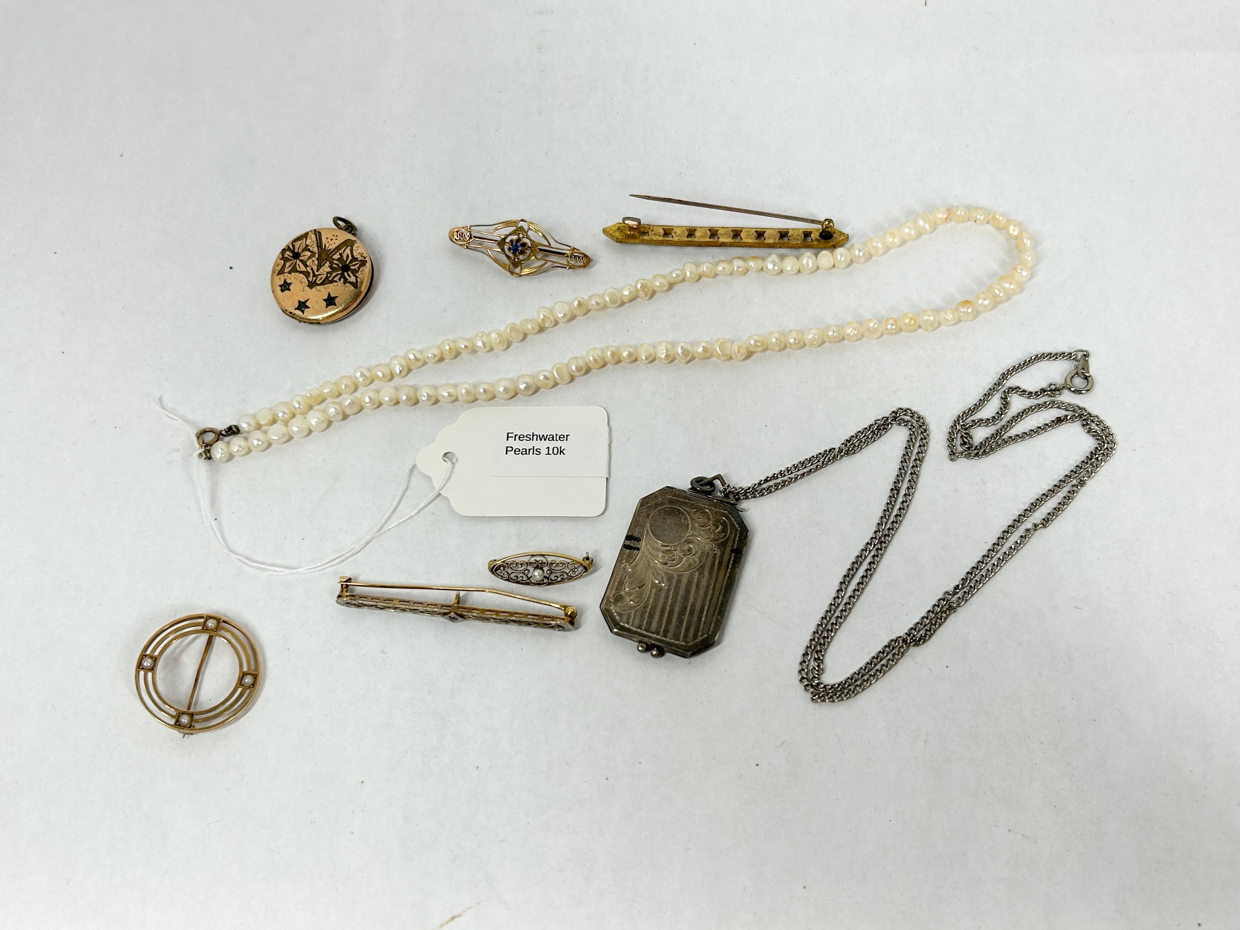 COLLECTION OF ESTATE BROOCHES AND JEWELRY