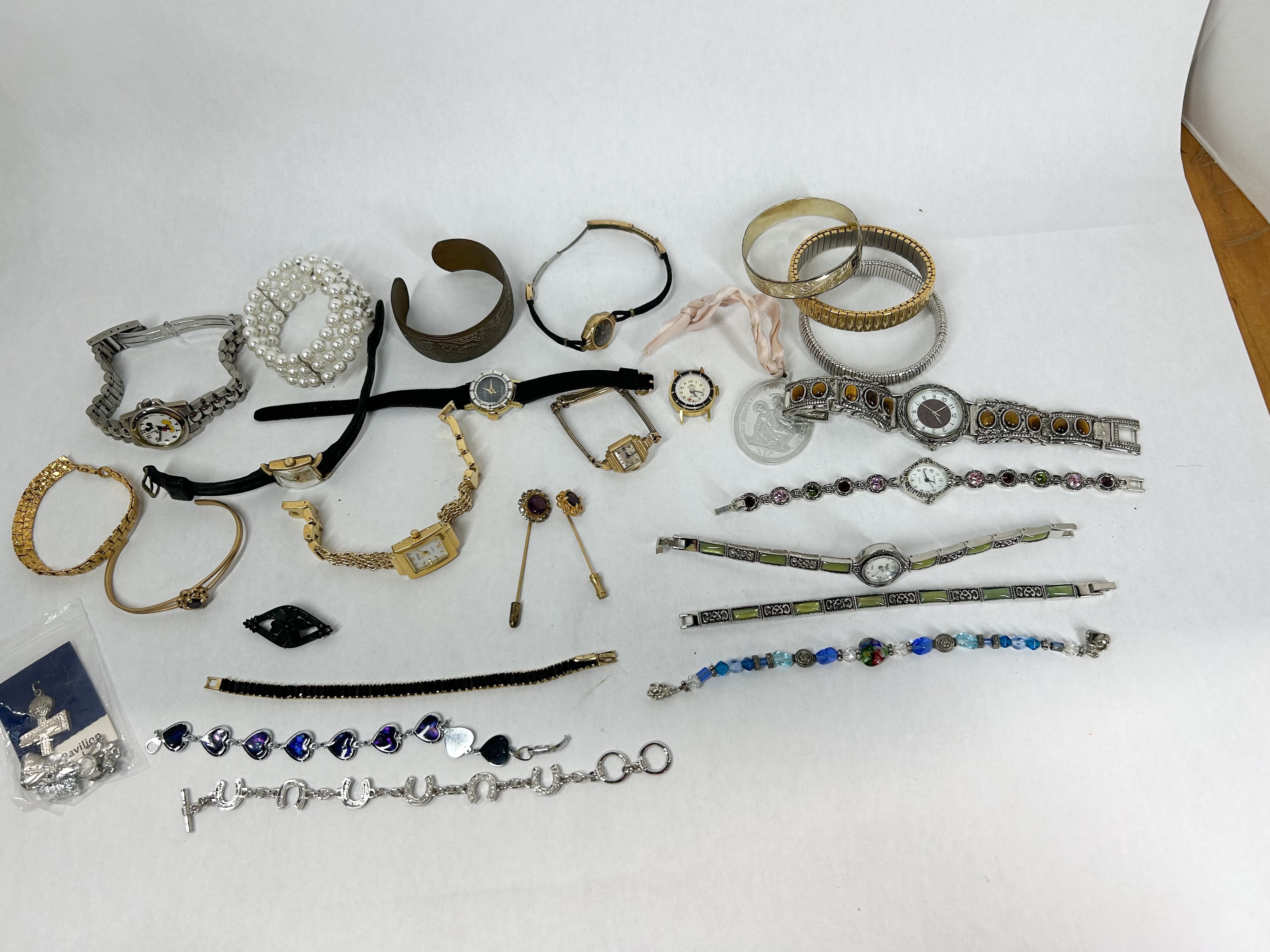 ASSORTMENT OF COSTUME JEWELRY AND WATCHES
