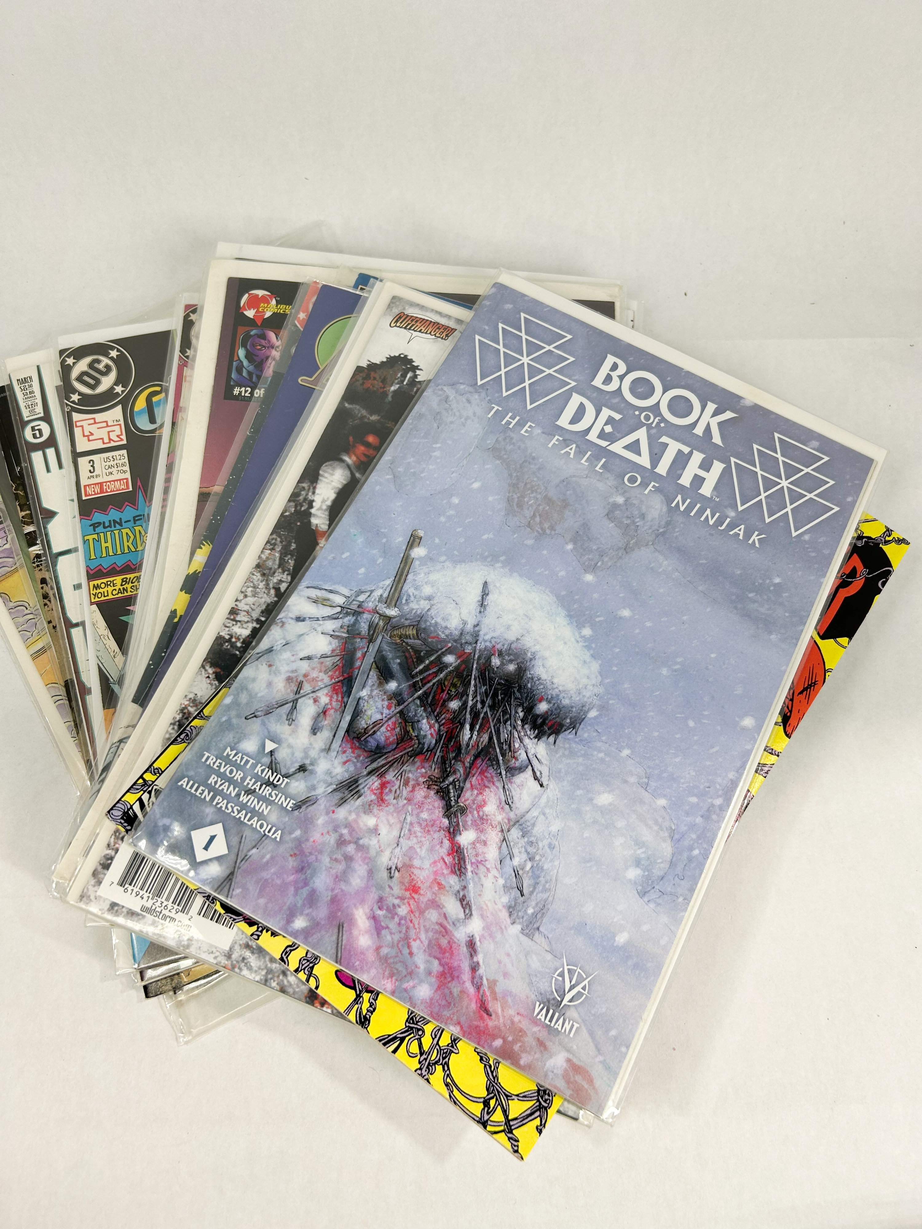 COLLECTION OF ASSORTED MODERN COMIC BOOKS