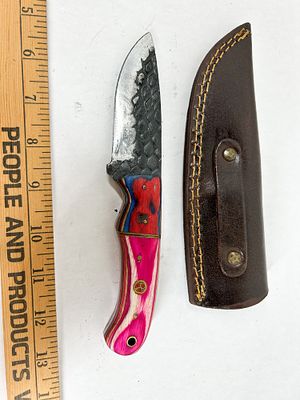 DAMASCUS CUSTOM FIXED BLADE KNIFE WITH HANDLE. A custom fixed-blade hunting knife featuring a 