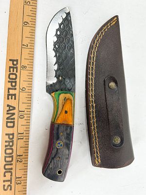 DAMASCUS FORGED STEEL FIXED BLADE UTILITY KNIFE. Custom fixed blade knife featuring a drop-point 