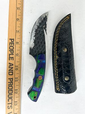 DAMASCUS FIXED BLADE GUT HOOK HUNTING KNIFE. Custom hunting knife featuring a full tang blade 