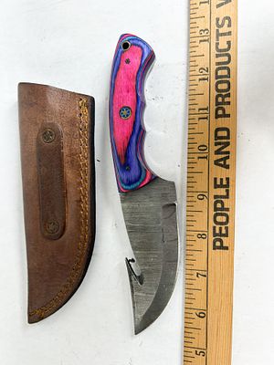 DAMASCUS STEEL GUT HOOK HUNTING KNIFE. Fixed-blade hunting knife featuring a pattern-welded 