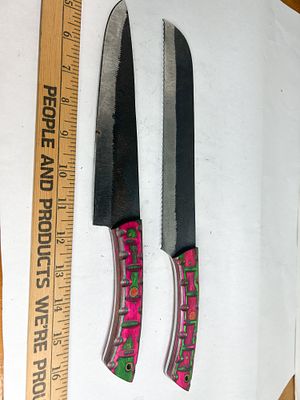 DAMASCUS PAIR OF CUSTOM FILE STEEL UTILITY KNIVES. A pair of fixed-blade knives handcrafted from 