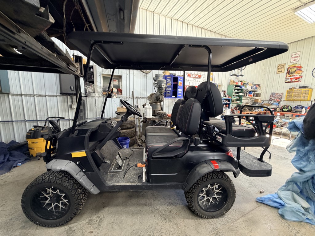 LIKE NEW ELECTRIC GOLF CART 19 HOURS W/ CHARGER
