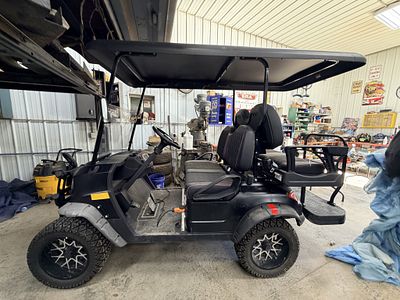 LIKE NEW ELECTRIC GOLF CART 19 HOURS W/ CHARGER