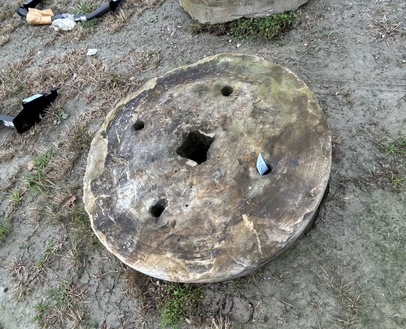 ANTIQUE MILLING STONE