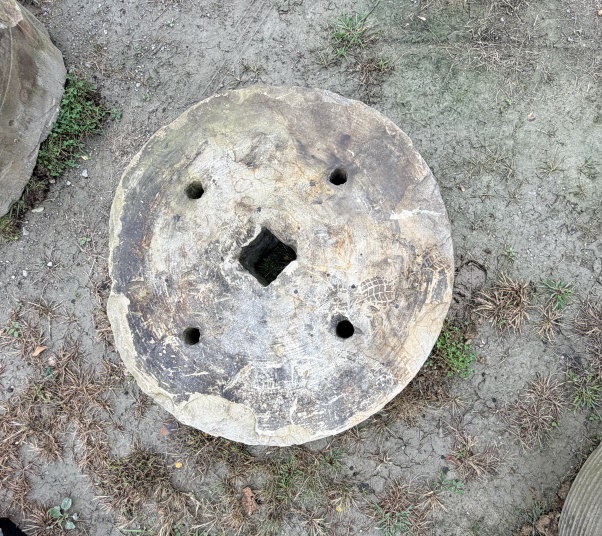 ANTIQUE MILLING STONE