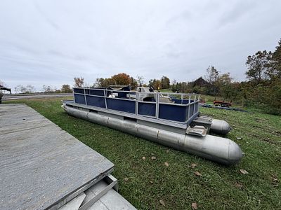 PONTOON BOAT. NO TRAILER