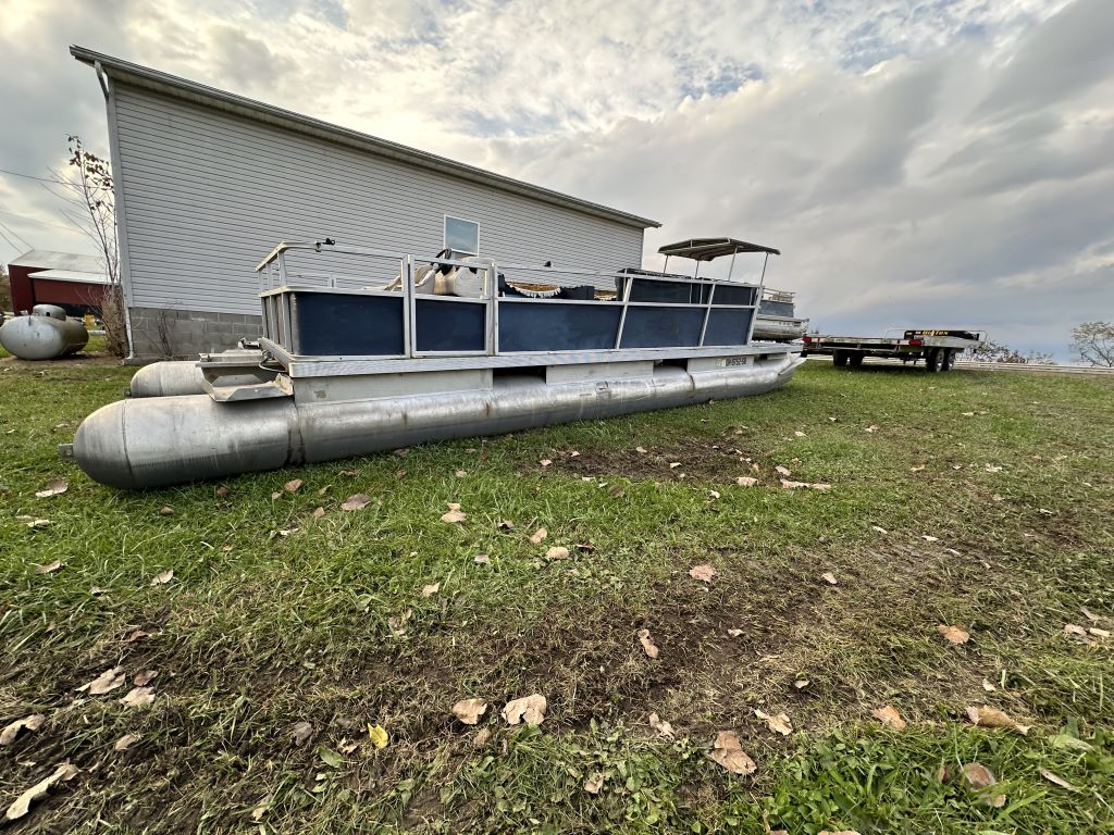 PONTOON BOAT
