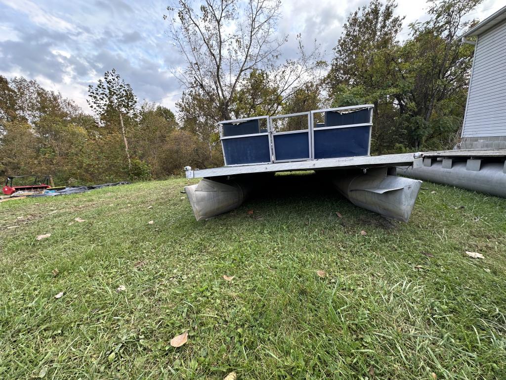 PONTOON BOAT