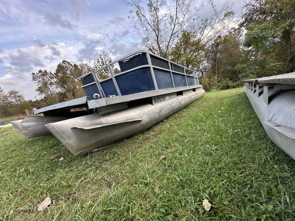 PONTOON BOAT