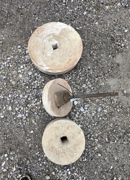 ANTIQUE MILLING STONE