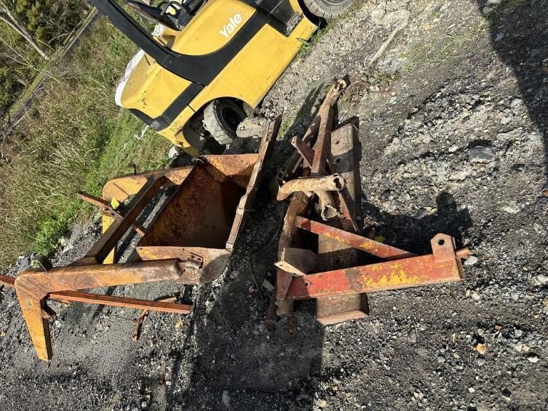 Lot 89: TRACTOR LOADER WITH BRACKETS AND CYLINDER