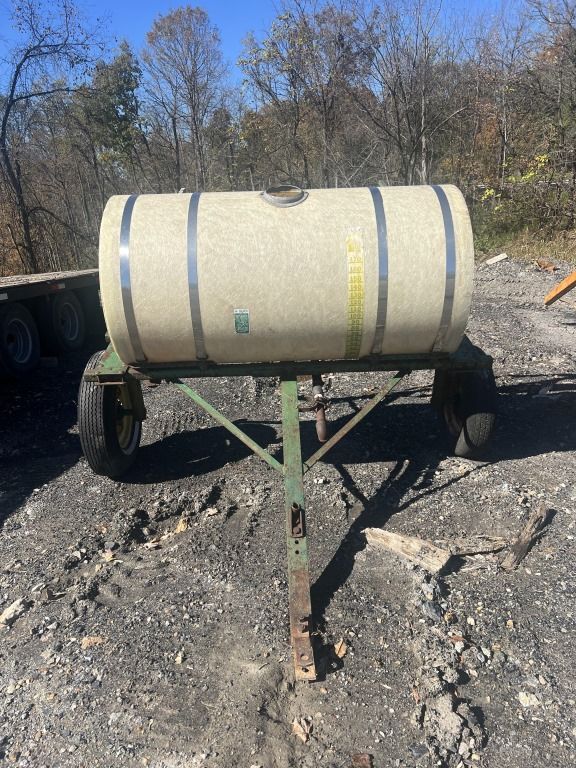 Lot 90: JOHN DEERE SPRAYER 200 GAL