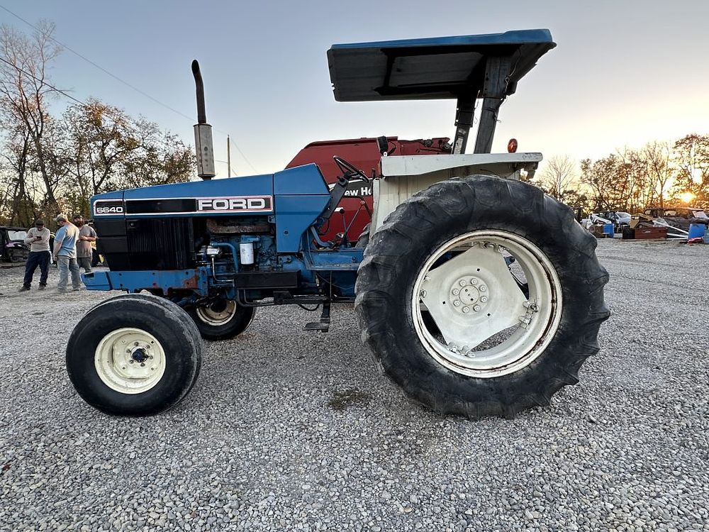 Lot 208: FORD 6640 TRACTOR