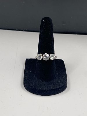 Sterling Silver Size 6 - 3 Stone Ring Condition Yes, we will ship this item, we provide in 