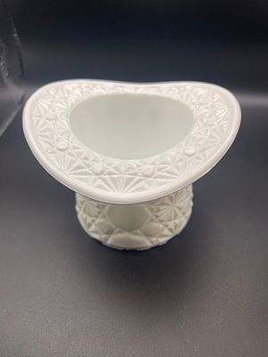 Vintage Fenton Milk Glass Daisy/Button Top Hat. Approx 3.25" Tall Condition Yes, we will ship 