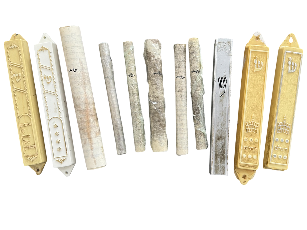 [6] מזוזות על קלף – מצבים כשרים. 
אוסף, 6 מזוזות על קלף כתובות בידי סופר. סגורים בניילון. 