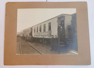 Фотография руководителя вместе с работниками ТПО северокавказской железной дороги на фоне 