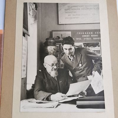 Фотография прапоршик Кандинов в кабинете 1946 г. из архива прапорщика царской армии 