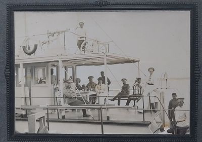 [Русско-японская война] Корабль К.В.Ж.Д. на реке Сунгари в деревне Лошагоу. [1904-1905]Офицеры РИА .