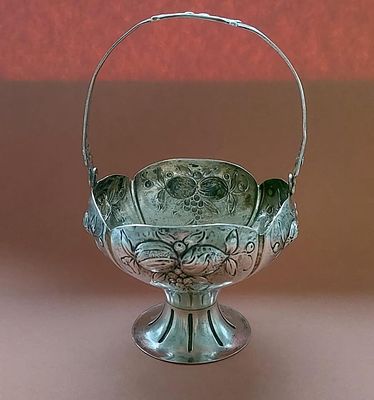 Серебряная фруктовница с перекидной ручкой. Европа, конец XIX — начало ХХ века. Серебро 750 пр.