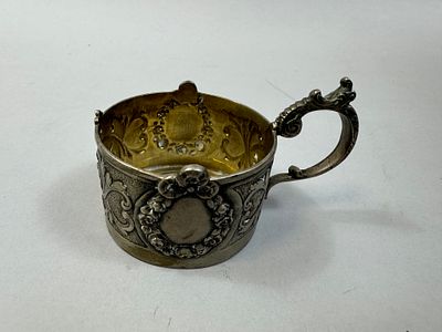 [Германия, конец 19 в. Ручная работа] Подстаканник с чеканным орнаментом в виде венков и трав. 